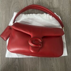 Pillow Tabby Shoulder Bag 26
COLOR: BRASS/RED APPLE
